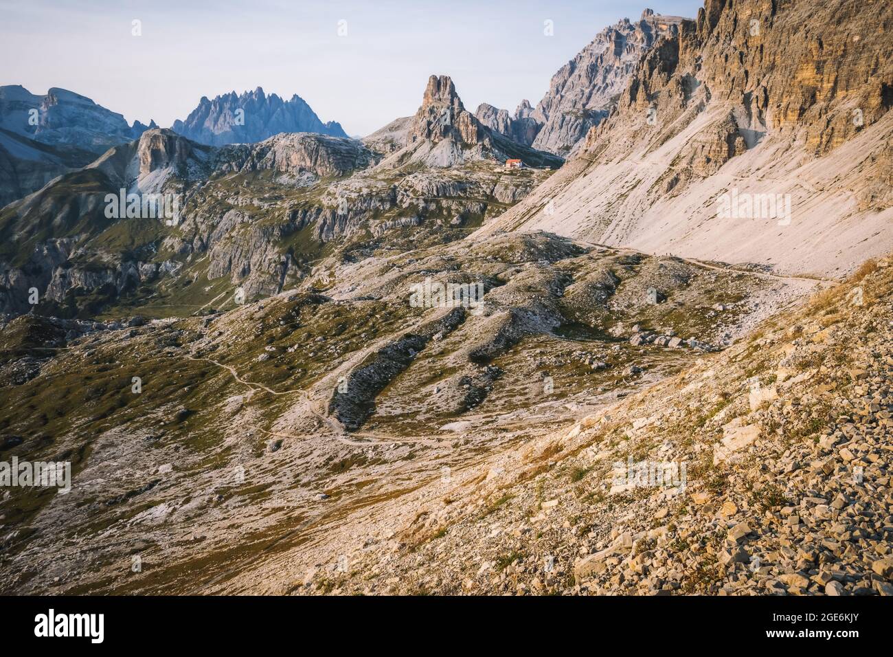 Incredibile paesaggio naturale intorno alla famosa tre Cime di Lavaredo. Rifugio Antonio Locatelli meta turistica nelle Dolomiti Foto Stock