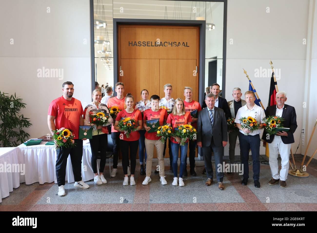Magdeburgo, Germania. 17 agosto 2021. Gli atleti olimpici sono onorati per i loro successi alle Olimpiadi di Tokyo. Gli atleti, gli allenatori e gli arbitri hanno firmato il Libro d'Oro della città. Credit: Matrhias Bein/dpa-Zentralbild/dpa/Alamy Live News Foto Stock