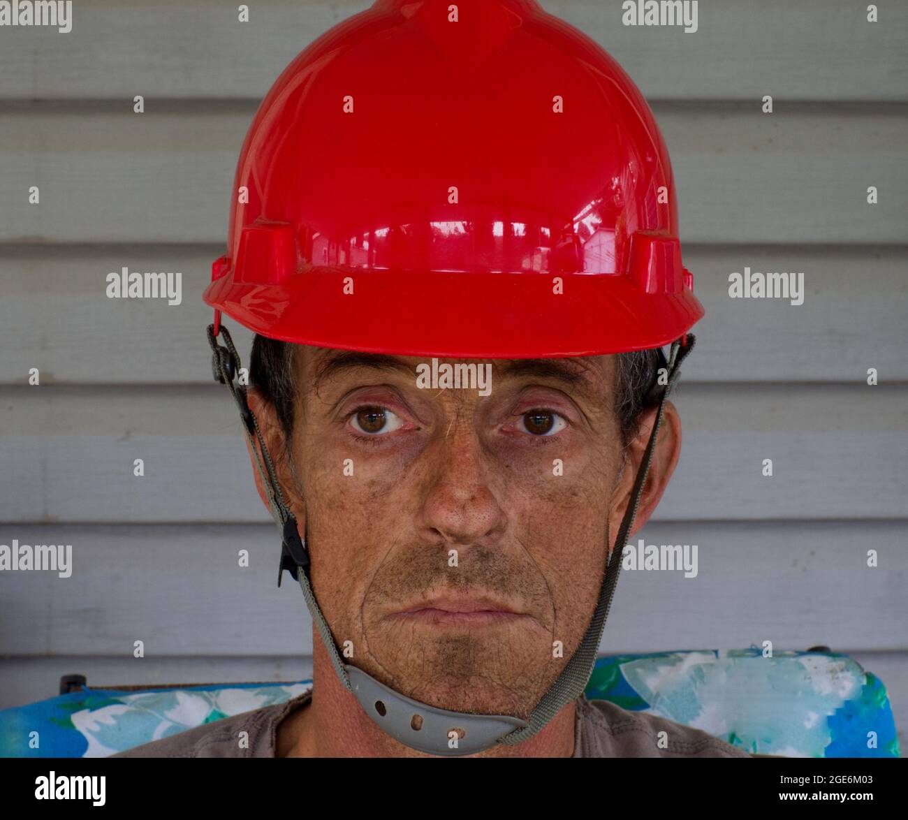Un ritratto di un maschio di mezza età che indossa un cappello rigido Foto Stock Un ritratto di un maschio di mezza età che indossa un cappello rigido Foto Stock