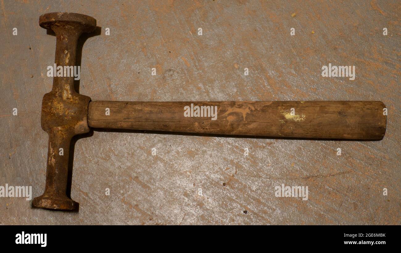 Vista dall'alto di un martello Anitque Tack Foto Stock Vista dall'alto di un martello Anitque Tack Foto Stock