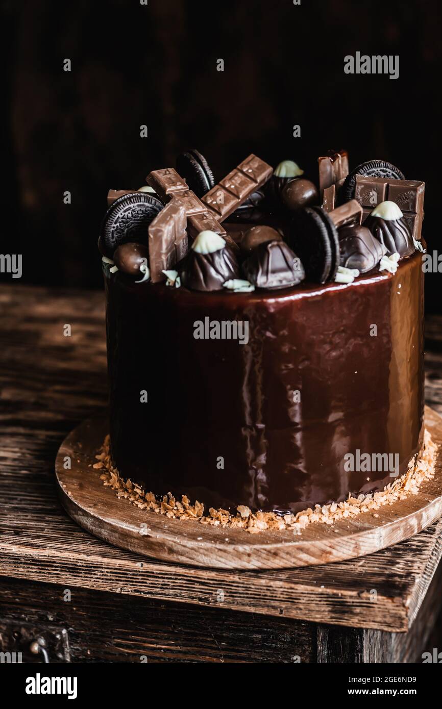 Torta al cioccolato con decorazioni. La parte superiore e il lato della torta a fuoco Foto Stock