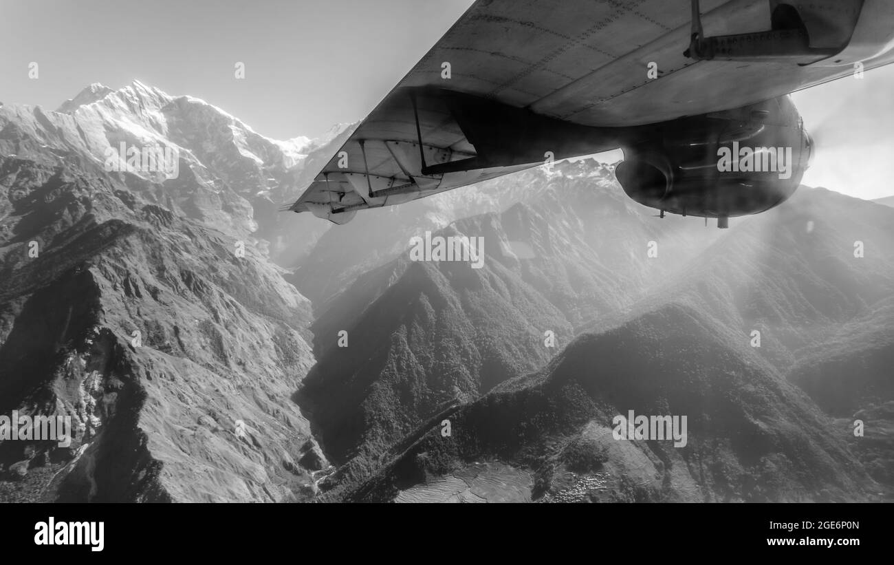 Vista aerea delle montagne dell'Himalaya dall'oblò degli aerei leggeri. Foto Stock