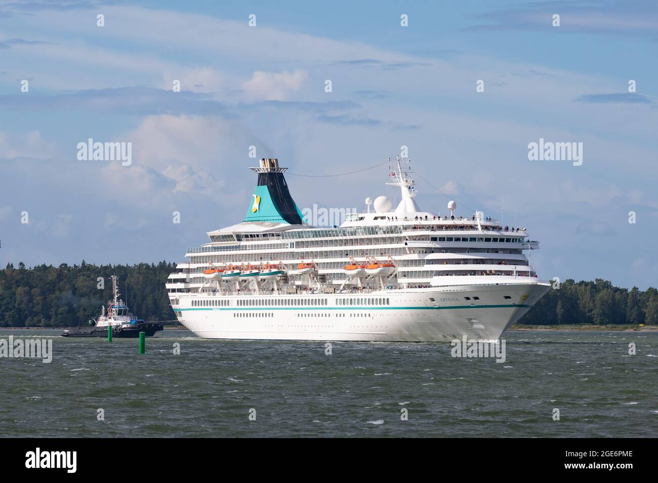 Nave da crociera Artania, gestita da Phoenix Reisen, che arriva a Helsinki West Harbour come terza nave da crociera della stagione il 15 agosto 2021. Foto Stock