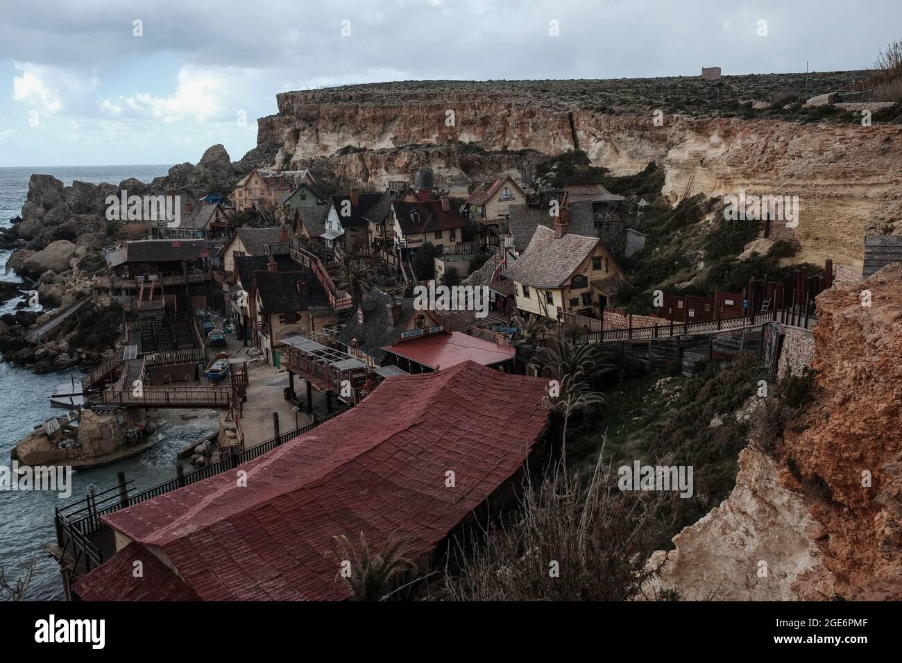 Popeye Village (Villaggio di Swethaven) a Malta dall'alto. Foto Stock