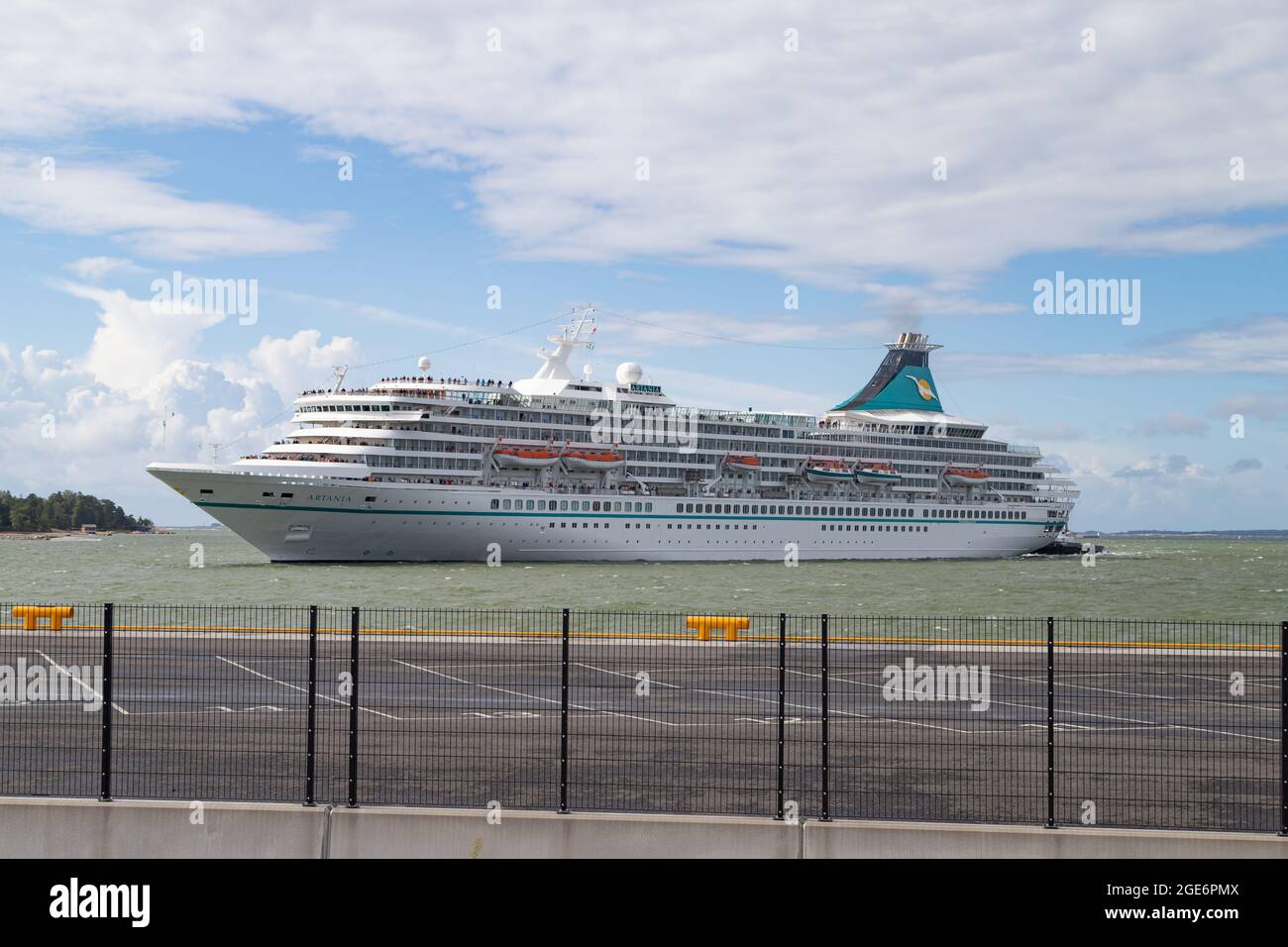 Nave da crociera Artania, gestita da Phoenix Reisen, che arriva a Helsinki West Harbour come terza nave da crociera della stagione il 15 agosto 2021. Foto Stock