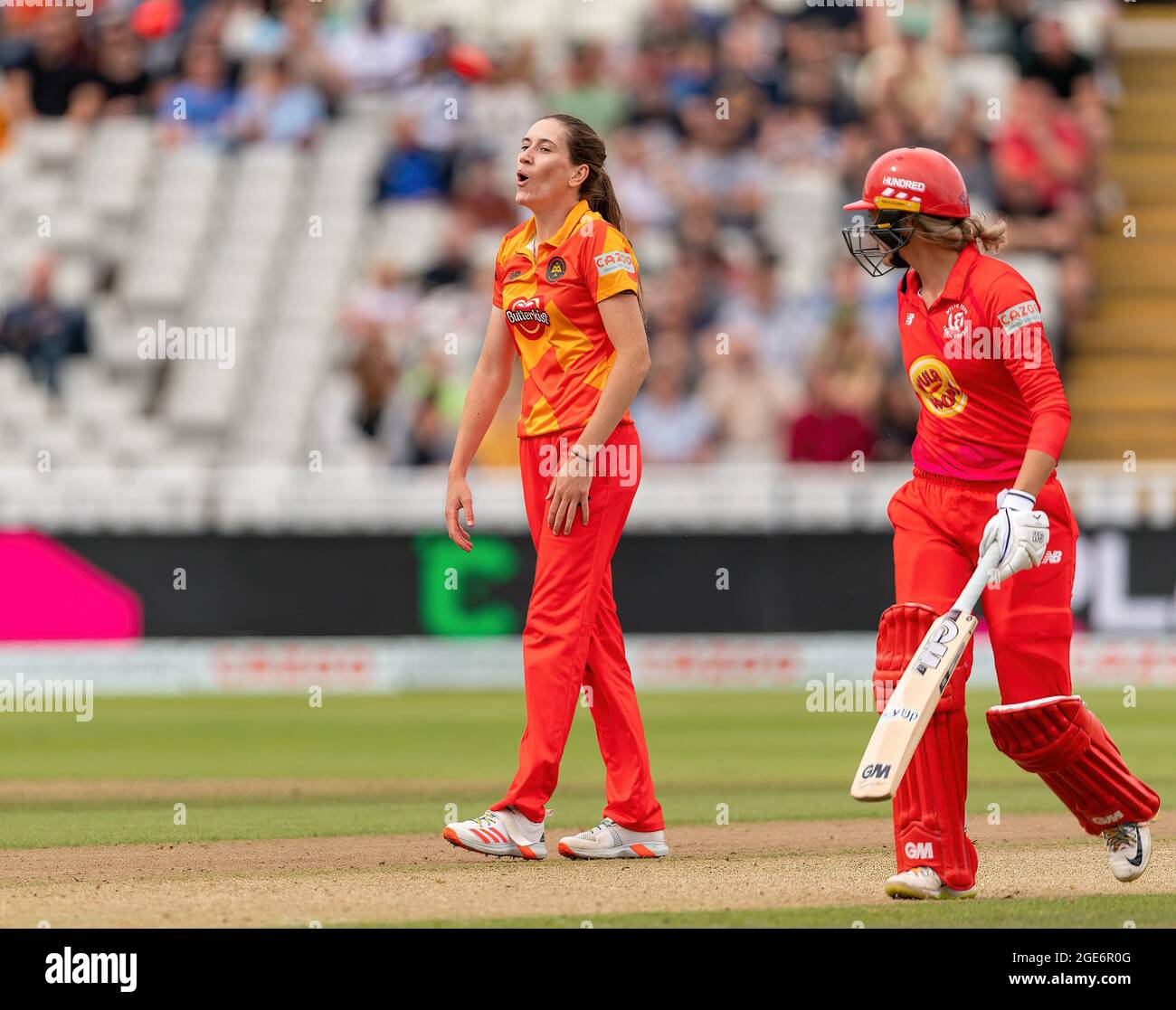 Emily Arlott di Birmingham Phoenix reagisce al suo bowling, guardato da Sarah Taylor del fuoco gallese nel cento Foto Stock