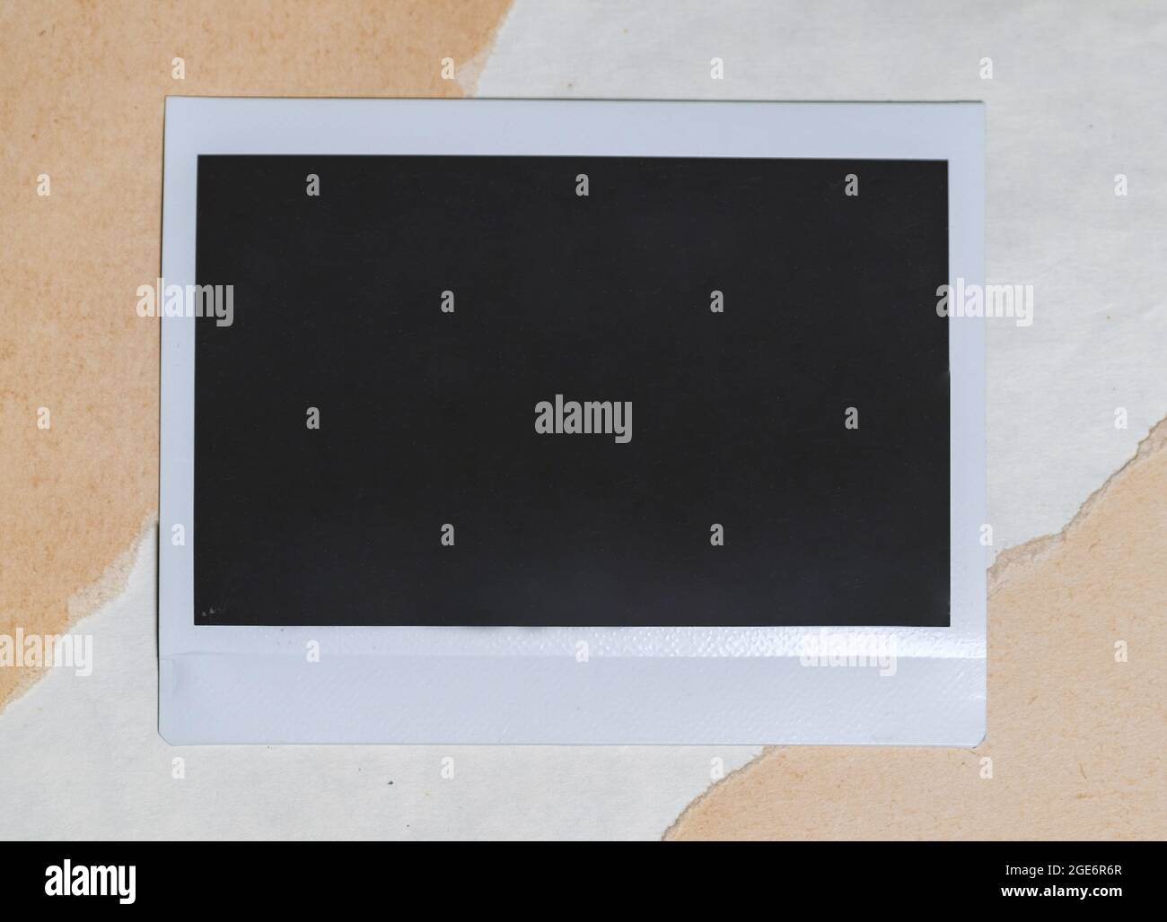 Cornice fotografica vuota su sfondo marrone come modello per la progettazione. Cartolina fotografica con spazio per il tuo logo o testo. Foto Stock