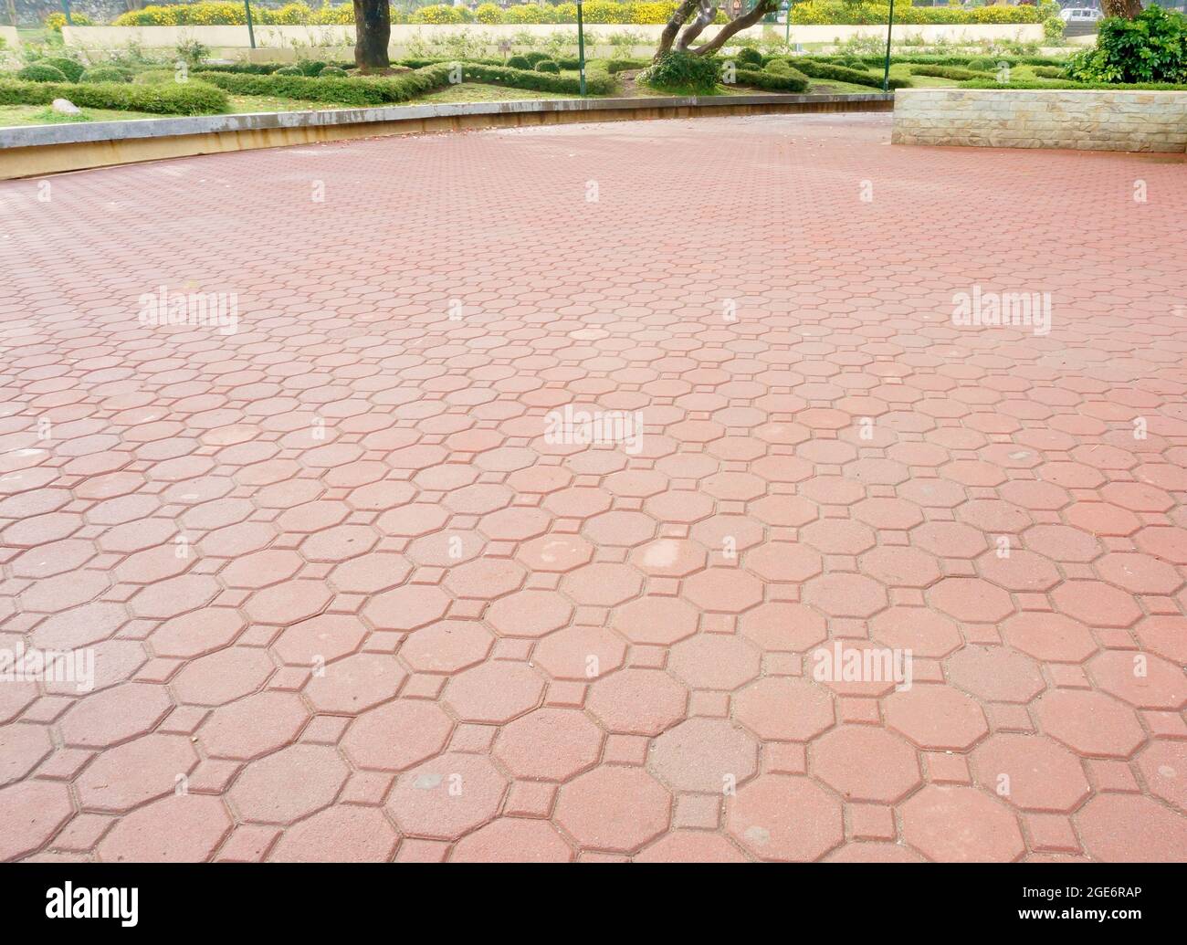 Un esempio di costruzione di mattoni. Ottagono rosso forma di mattoni su terra di parco. Foto Stock