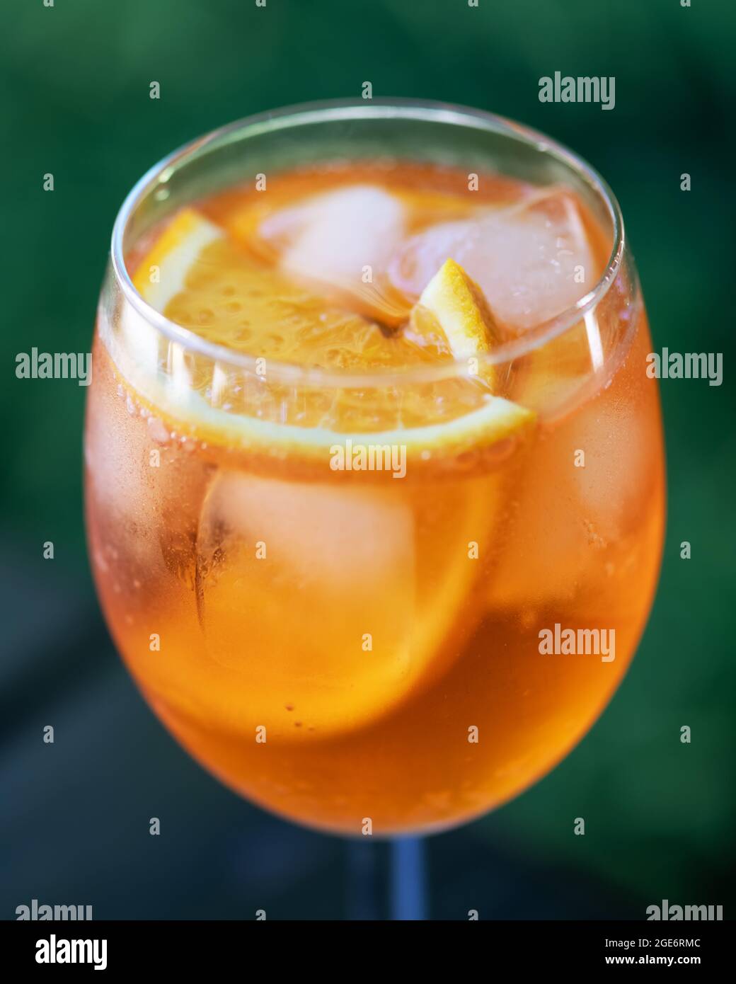 Aperitivo estivo Aperol Spritz aperitivo in vetro originale con arance e rametti di menta su sfondo di legno. Fotografia di cibo e bevande Foto Stock