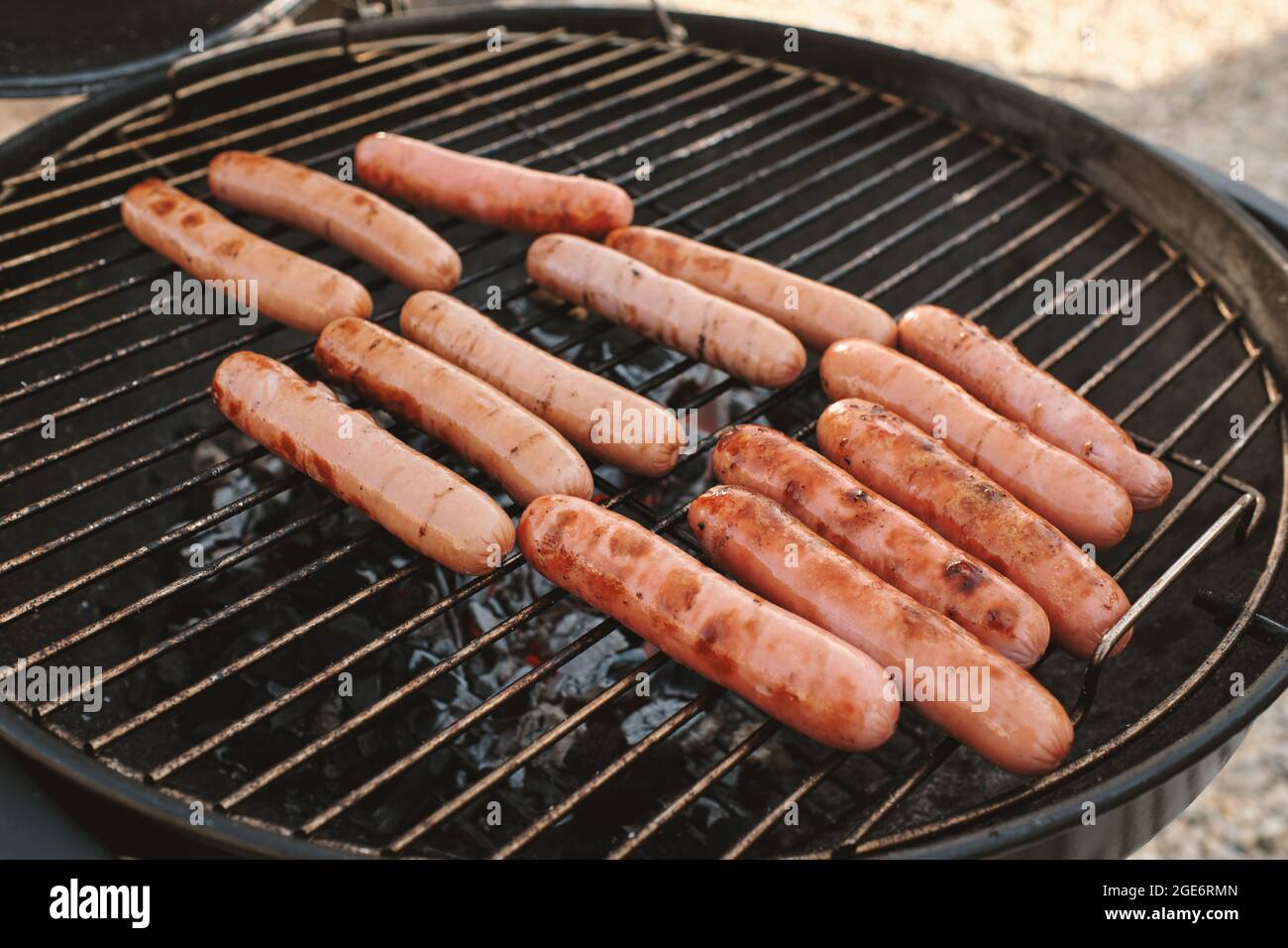 Gustosi e deliziosi hot dog alla griglia, preparati per gli ospiti della festa in spiaggia Foto Stock