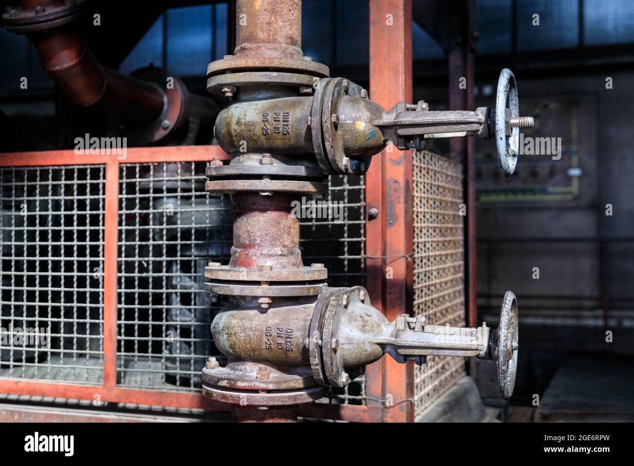 Valvole industriali e tubi, Zeche Zollverein Coal Mine Industrial Complex, patrimonio dell'umanità dell'UNESCO, Ruhr Area, Essen, Germania Foto Stock