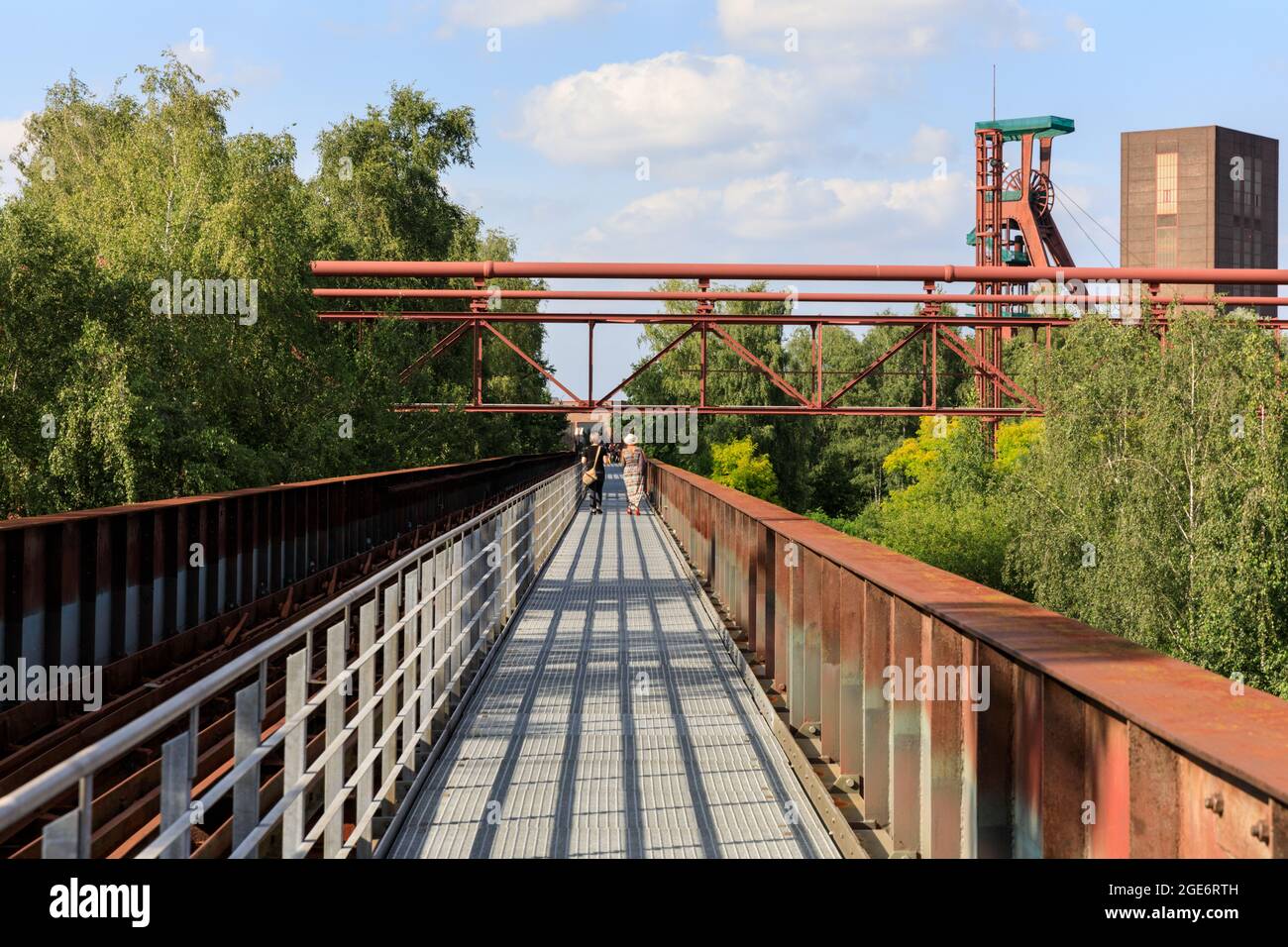 I visitatori camminano sulle strutture industriali, il complesso industriale Zeche Zollverein Coal Mine, sito patrimonio dell'umanità dell'UNESCO, l'area della Ruhr, Essen, Germania Foto Stock
