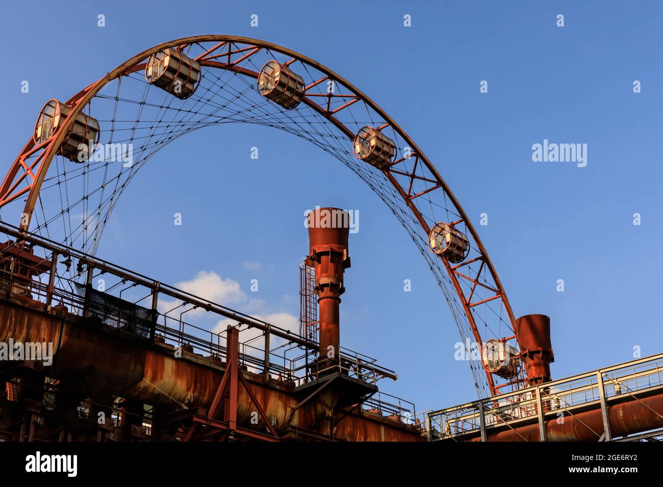 La ruota di ferro 'Sonnenrad', il parco a carbone Zeche Zollverein complesso industriale miniera, patrimonio dell'umanità dell'UNESCO, Essen, Ruhr Area, Germania Foto Stock