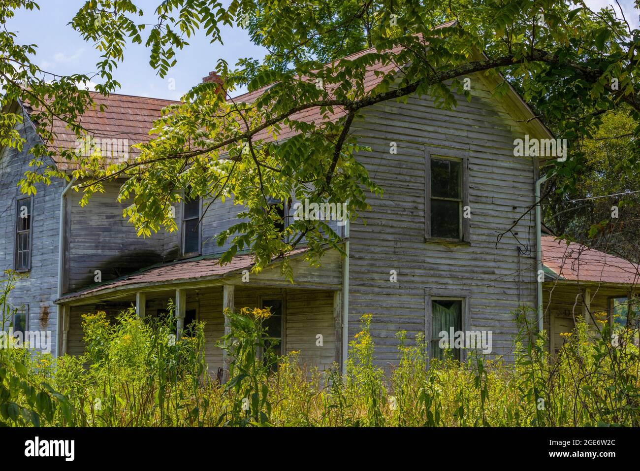 Nella campagna del Tennessee, una delle tante fattorie abbandonate in decadenza. Foto Stock