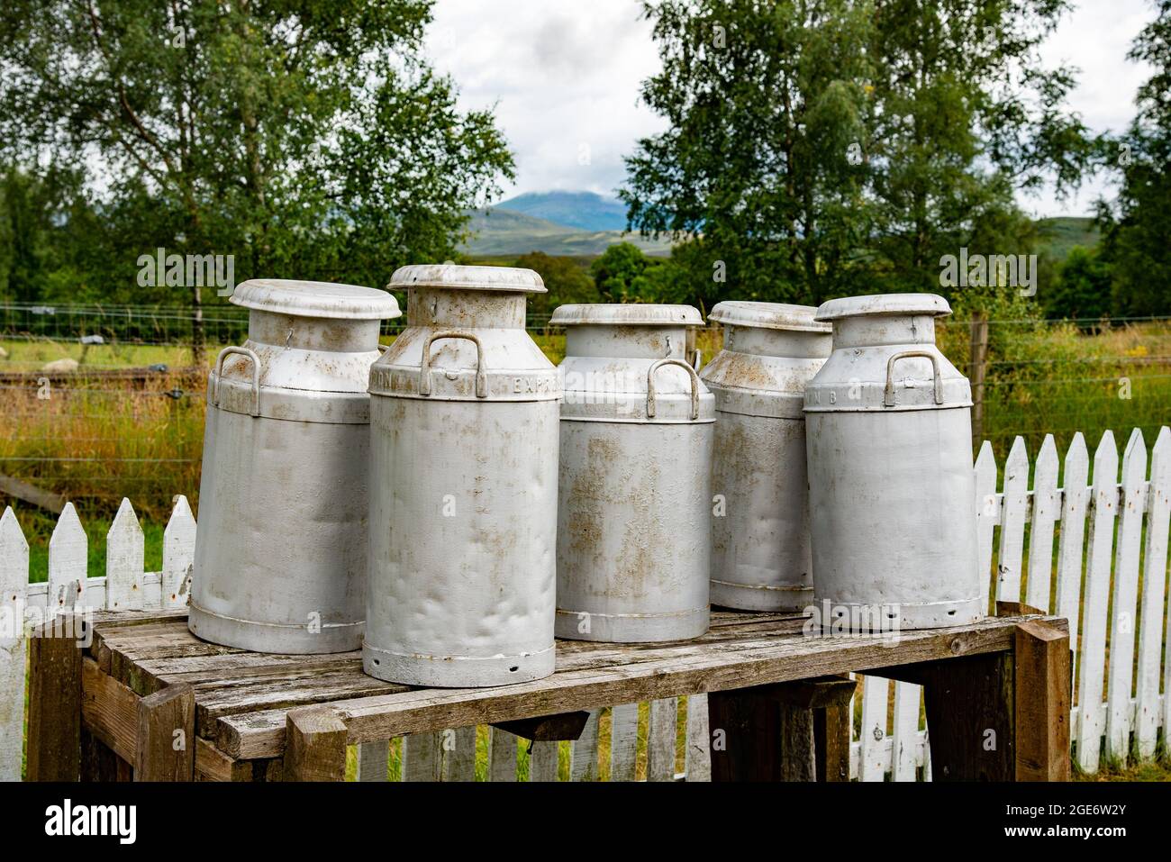 Le zurne di latte al museo del folclore di Highland, Newtonmore, Cairngorms National Park, Scottish Highlands, Regno Unito. Il museo del folclore di Highland è riconosciuto come Brita Foto Stock