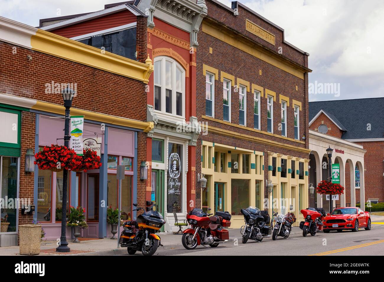 Tazewell, Virginia, USA - 10 agosto 2021: Moto parcheggiate in una strada del centro. Primo nome Jeffersonville fino al 1892. Foto Stock