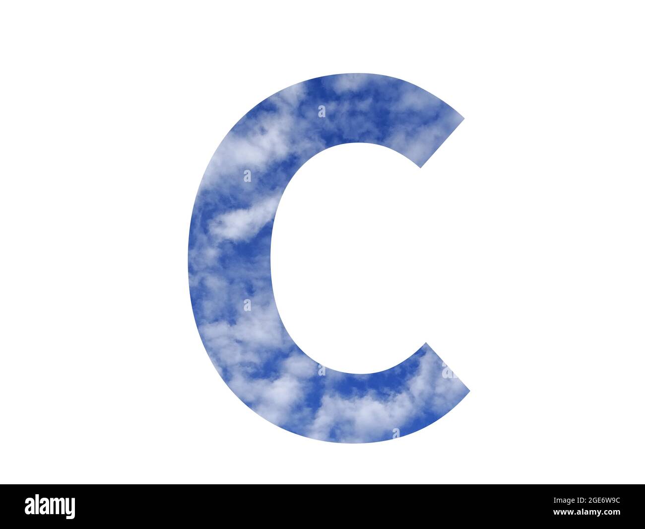 Lettera C dell'alfabeto fatta con cielo blu e nuvole bianche, isolata su sfondo bianco Foto Stock