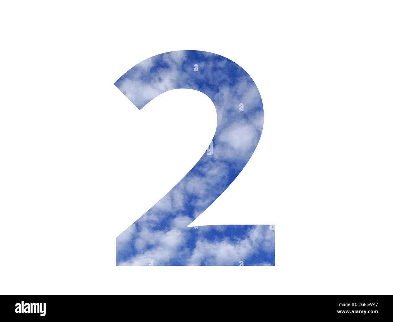 numero 2 dell'alfabeto fatto con cielo blu e nuvole bianche, isolato su sfondo bianco Foto Stock