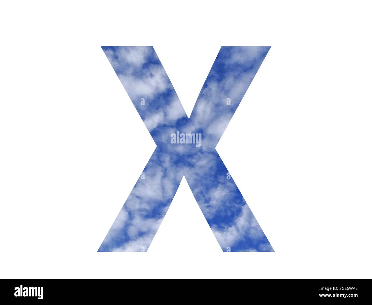 Lettera X dell'alfabeto fatto con cielo blu e nuvole bianche, isolato su sfondo bianco Foto Stock