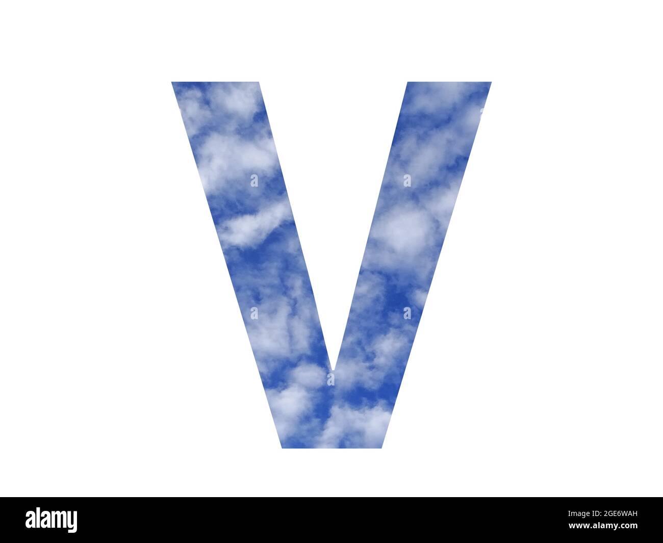 Lettera V dell'alfabeto fatta con cielo blu e nuvole bianche, isolata su sfondo bianco Foto Stock