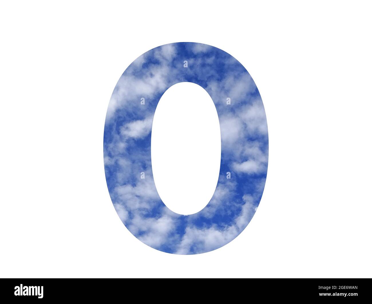 Lettera o dell'alfabeto fatta con cielo blu e nuvole bianche, isolata su sfondo bianco Foto Stock