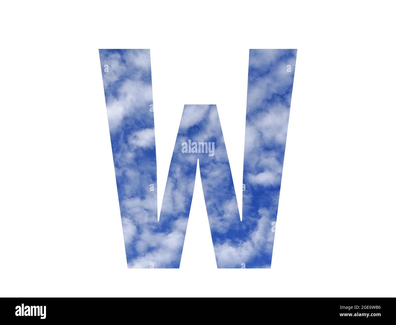Lettera W dell'alfabeto fatta con cielo blu e nuvole bianche, isolata su sfondo bianco Foto Stock