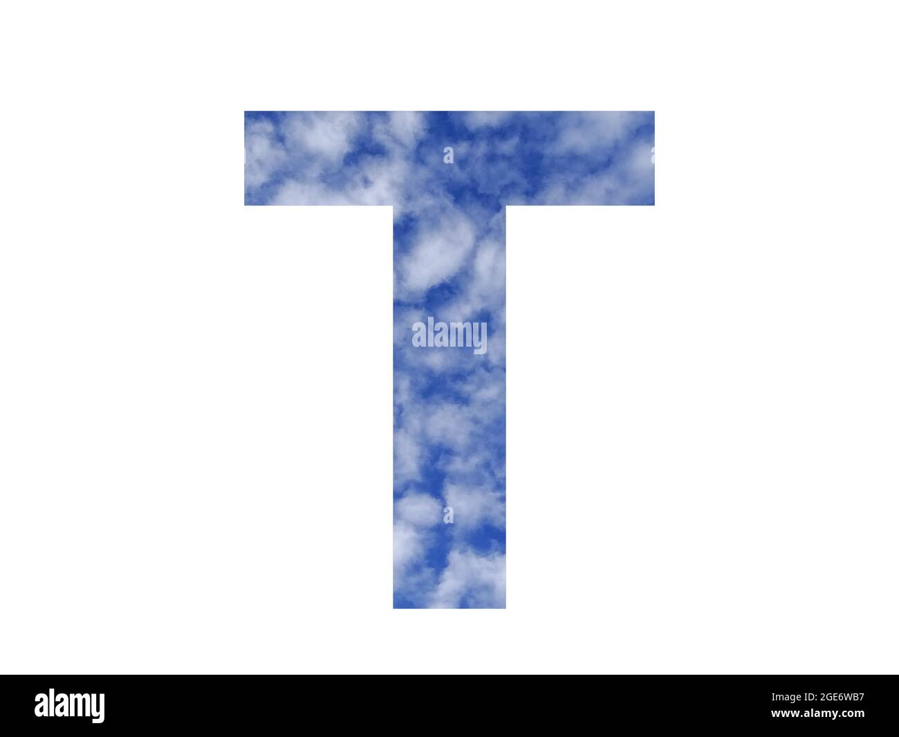 Lettera T dell'alfabeto fatta con cielo blu e nuvole bianche, isolata su sfondo bianco Foto Stock
