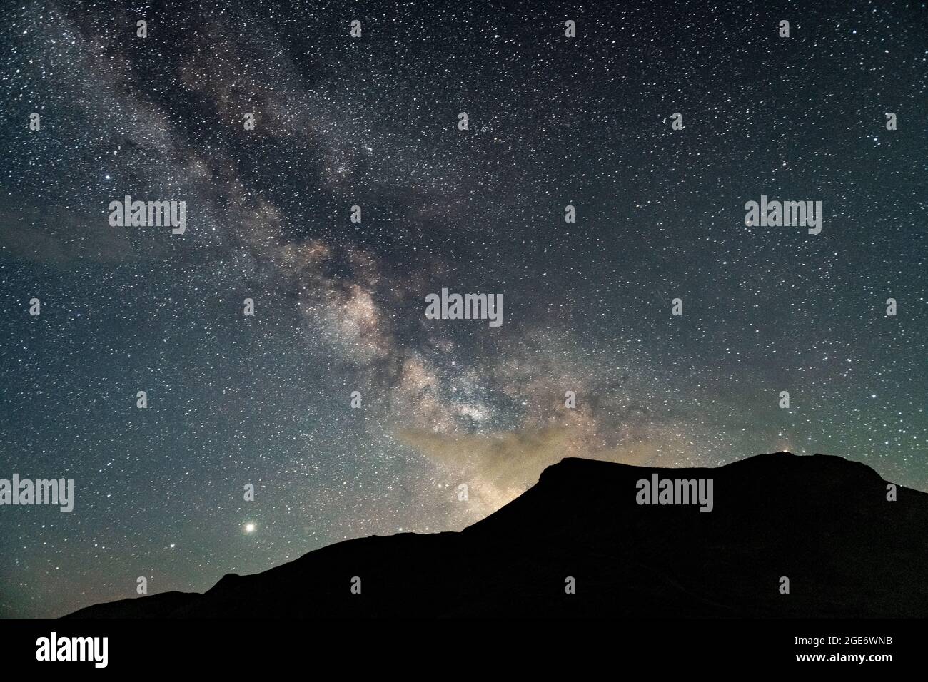 Le montagne si stagliano sullo sfondo di un incredibile cielo stellato. Incredibile paesaggio notturno con Via Lattea. Astrofotografia notturna Foto Stock