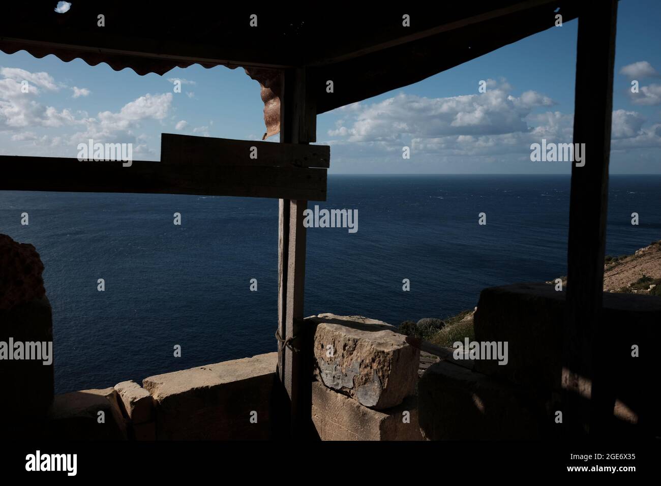 Una vista sul Mar Mediterraneo da una vecchia capanna. Foto Stock