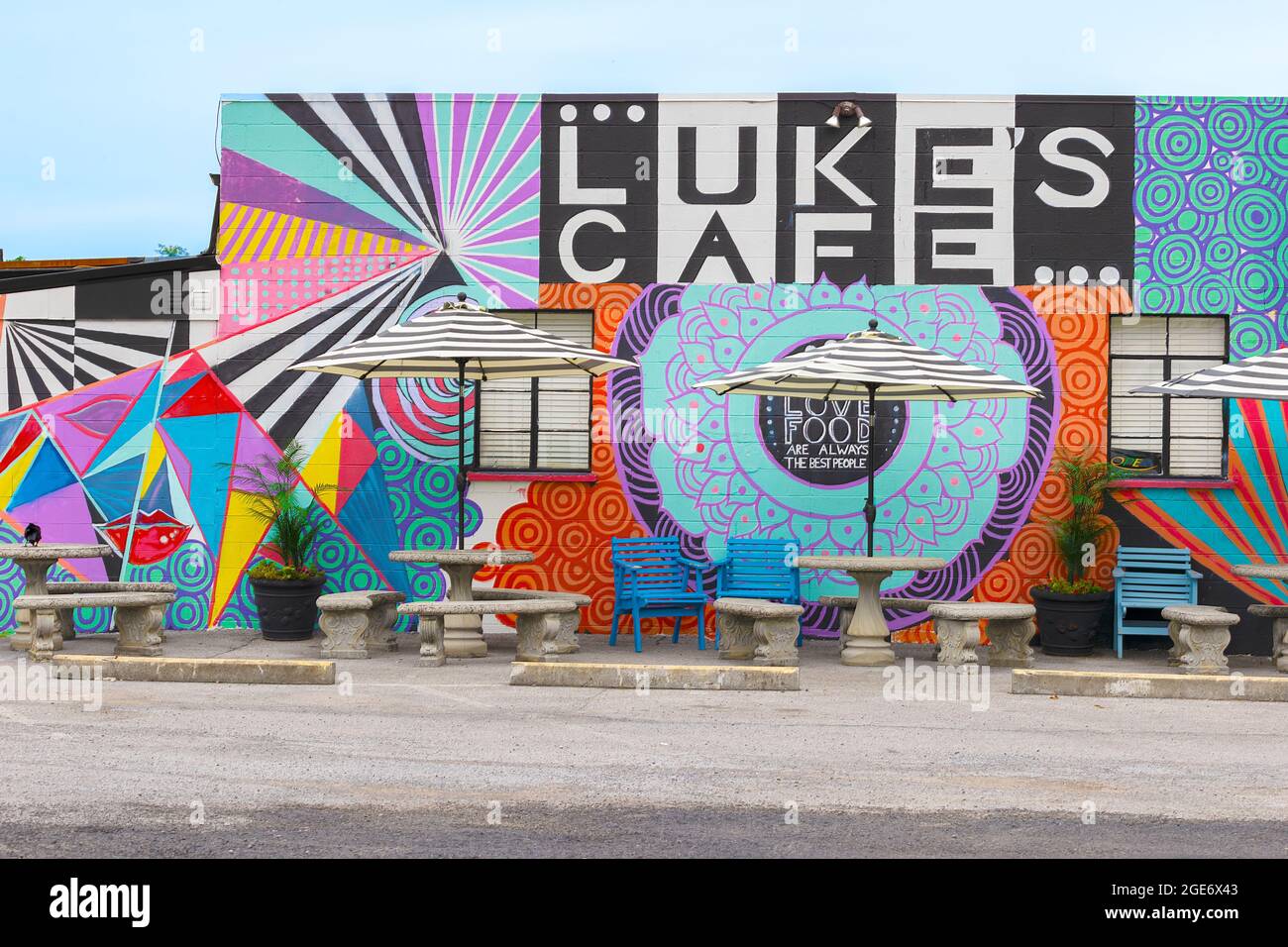 Abbington, Virginia, Stati Uniti d'America - 7 agosto 2021: Luke's Cafe, cattura l'occhio con la sua facciata artsy, colorata e zona di mangiare all'aperto. Foto Stock