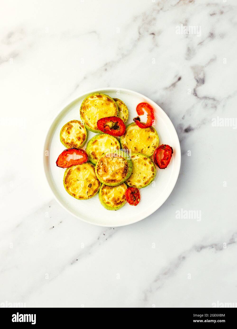 Courgettes fritte in olio d'oliva con peperoncino – FOODPIX BIANCO Foto Stock