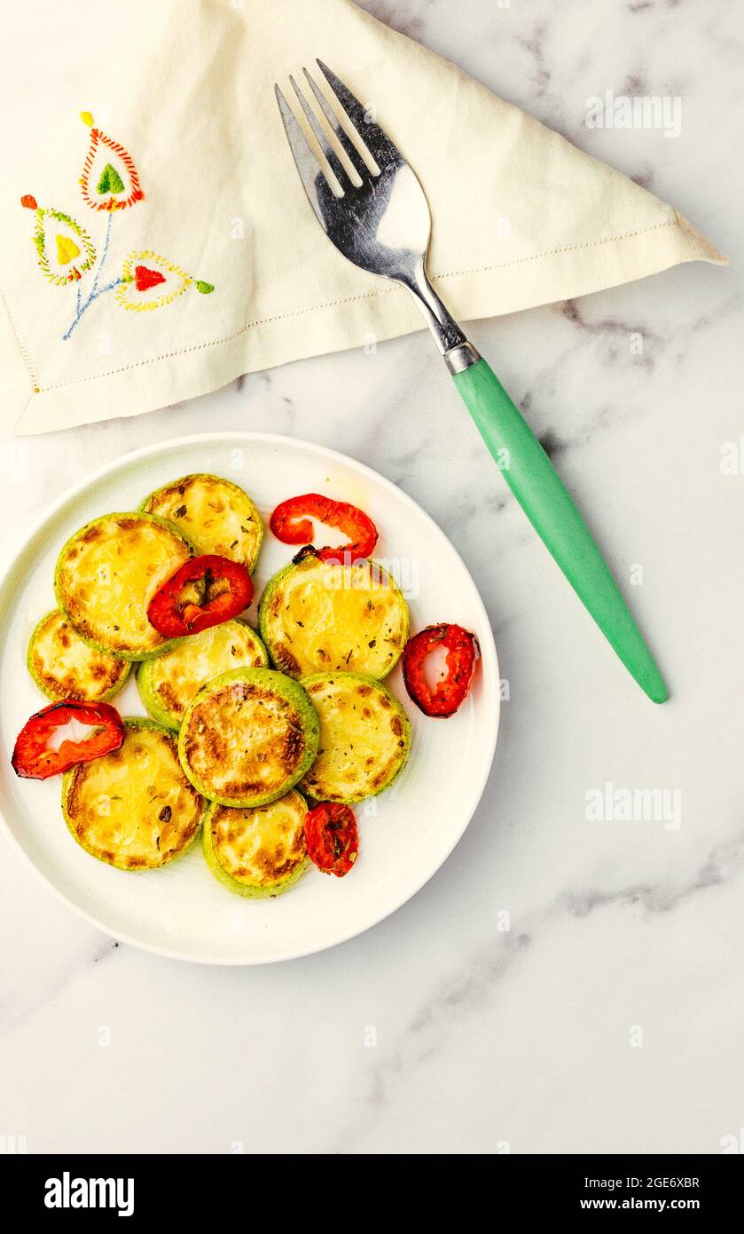 Courgettes fritte in olio d'oliva con peperoncino – FOODPIX BIANCO Foto Stock