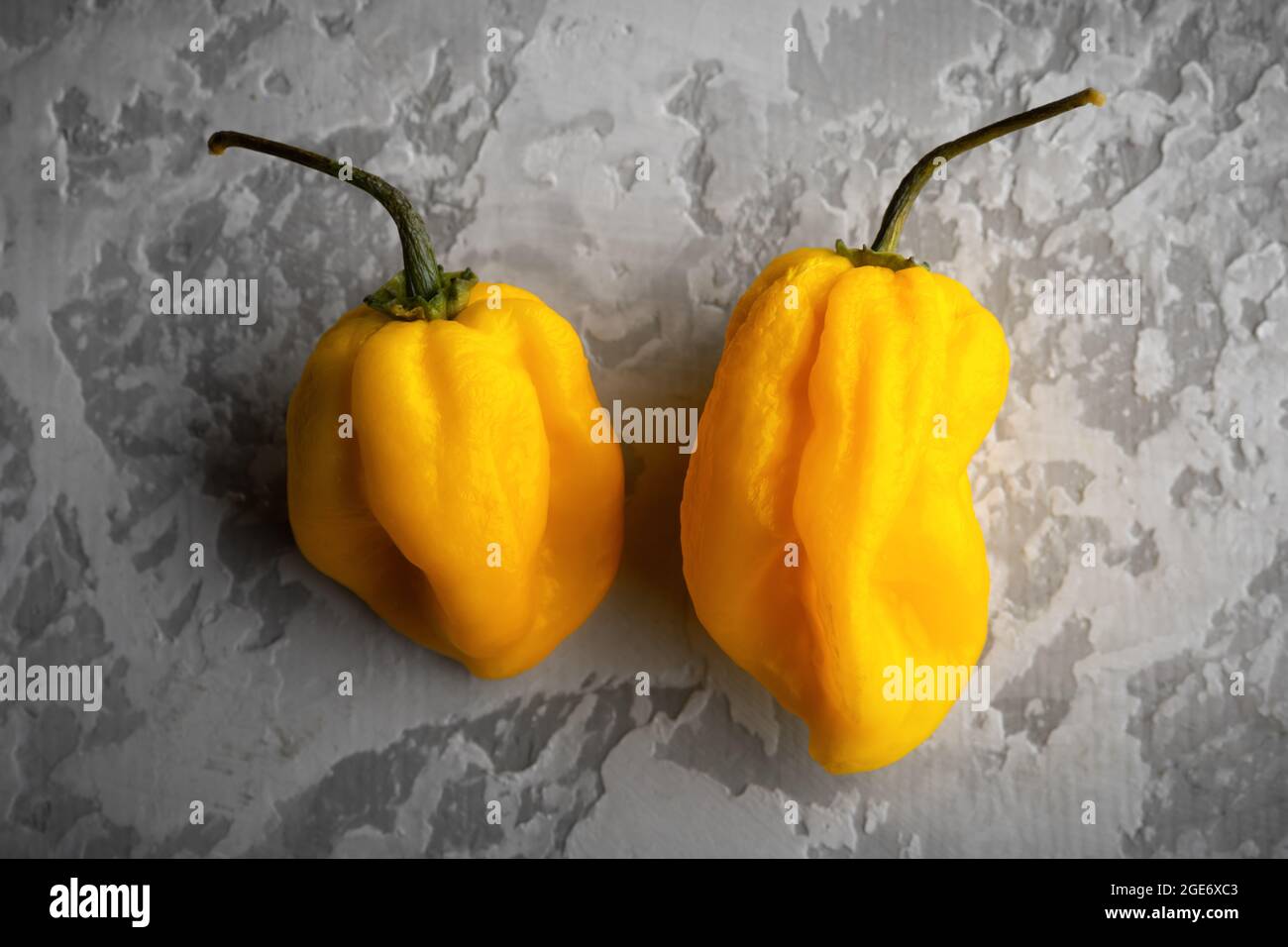 Peperoni gialli caldi jalapeno su fondo grigio primo piano. Fotografia alimentare Foto Stock