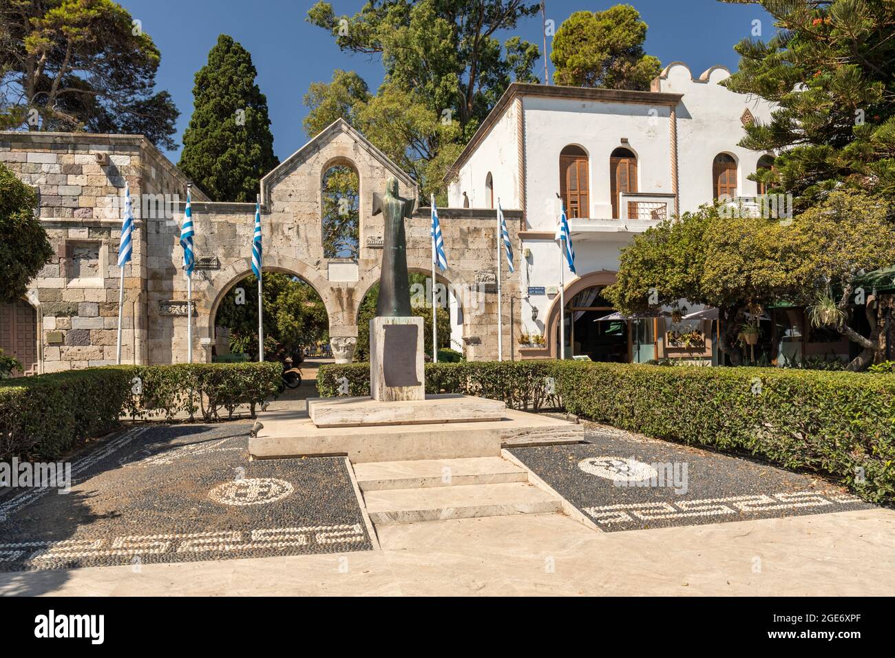 Porta orientale dell'antica Agora di Kos e statua di bronzo, Kos Città, Kos, Isole Dodecanesi, Grecia Foto Stock
