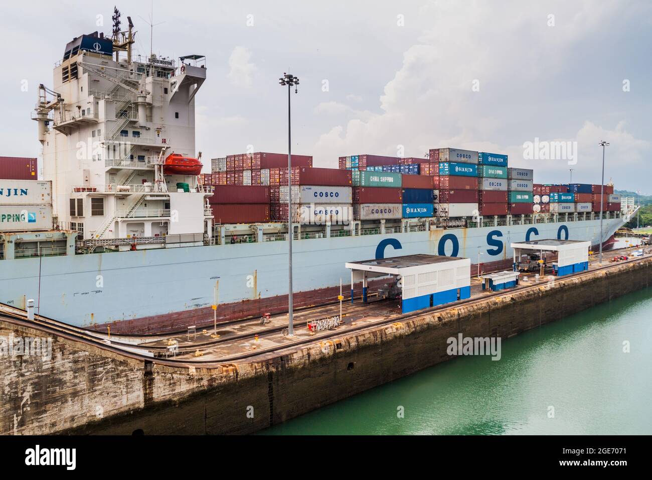 GATUN, PANAMA - 29 MAGGIO 2016: Nave del contenitore Cosco Boston sta passando attraverso le chiuse di Gatun, parte del canale di Panama. Foto Stock