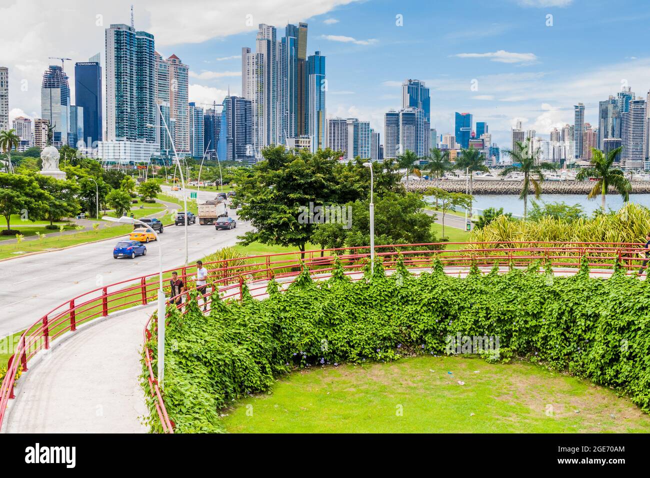 PANAMA CITY, PANAMA - 30 MAGGIO 2016: Vista dei grattacieli moderni e un viale Balboa traffico a Panama City. Foto Stock