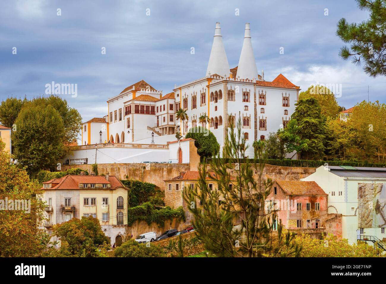 Ammira il Palazzo Nazionale di Sintra o il Palazzo della Città con i due iconici camini, trasformato in un museo e ora patrimonio dell'umanità dell'UNESCO Foto Stock