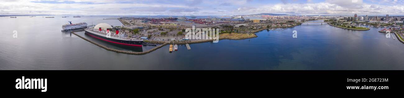 Queen Mary, Port of Long Beach e Long Beach Downtown moderno panorama aereo vista panoramica nel porto di Long Beach, Los Angeles County, California CA, Foto Stock