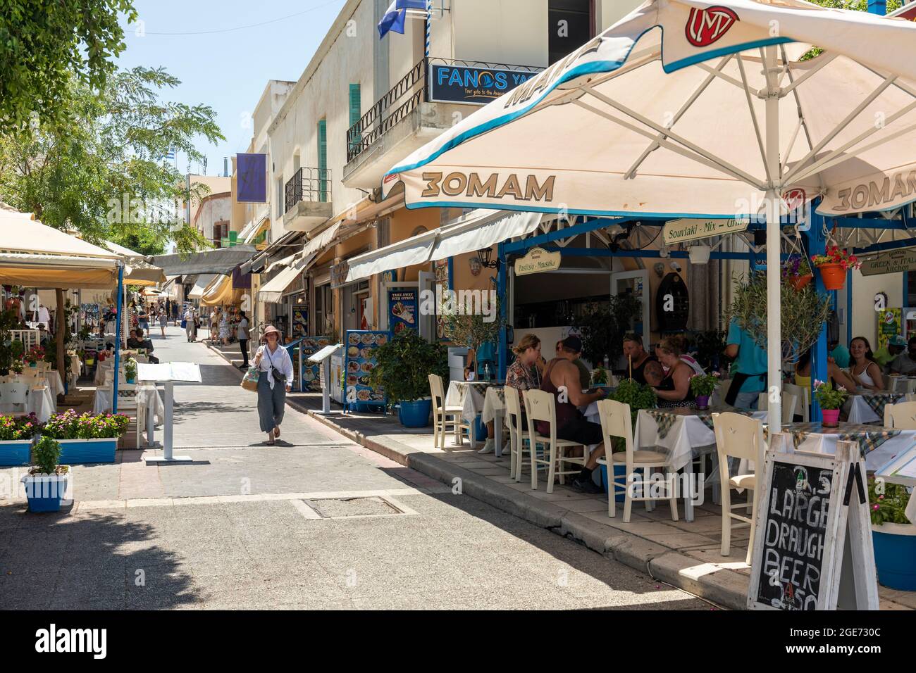 Una strada nel centro di Kos piena di ristoranti, bar e negozi, Kos, Grecia. Estate 2021 Foto Stock