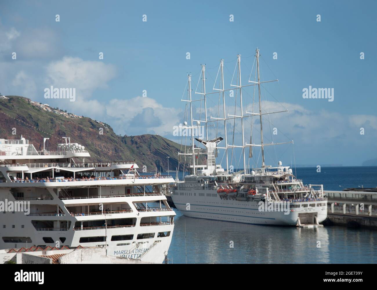 Vista sulla baia di Funchal con navi da crociera, Funchal, Madeira, Portogallo, Europa Foto Stock