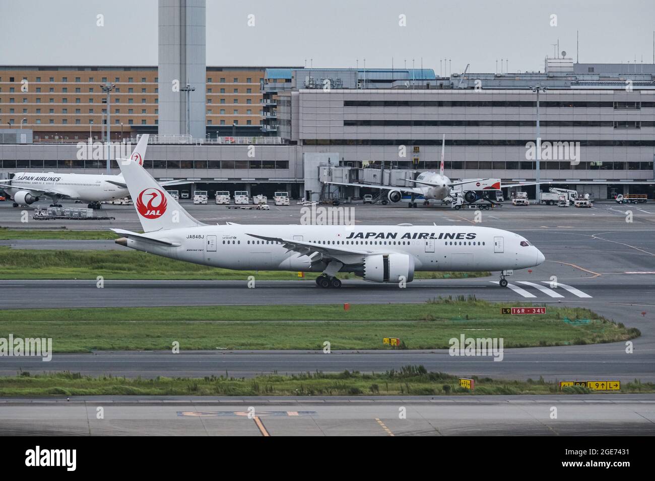 Jetliner all'aeroporto di Haneda Foto Stock