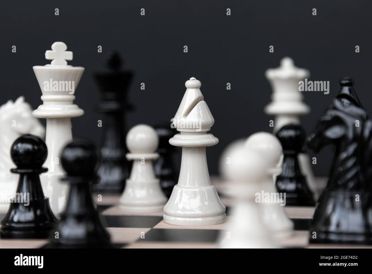 Pianificazione strategica - Scacchi bianchi su sfondo nero Foto Stock