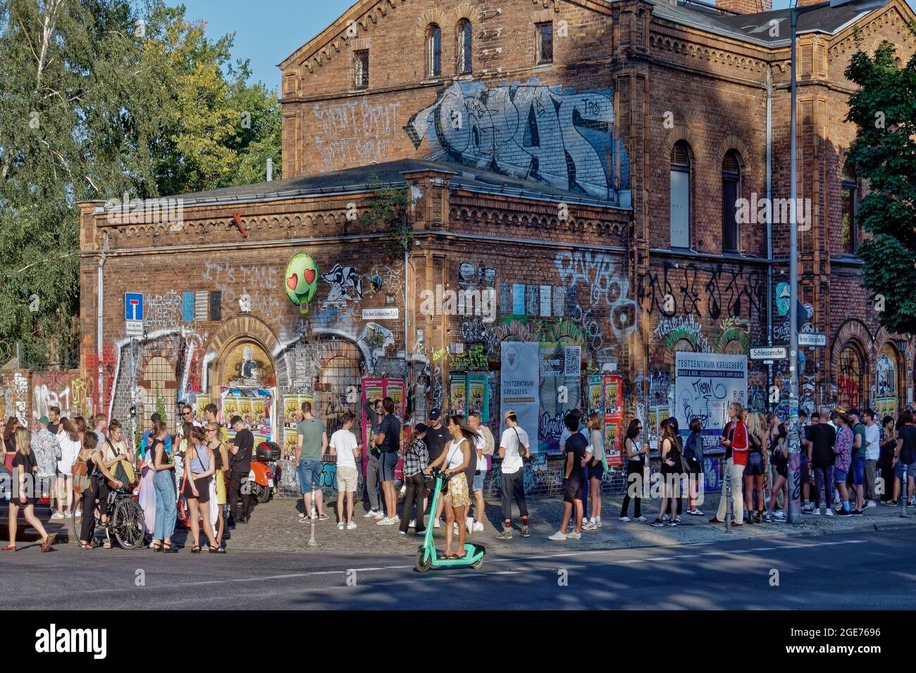 lange Warteschlangen vor den Clubs und Biergärten am Schleusenufer in Berlin-Kreuzberg , Aeden Club, Birgit & Bier. Zutritt nur mit Cornona WARN-App o Foto Stock