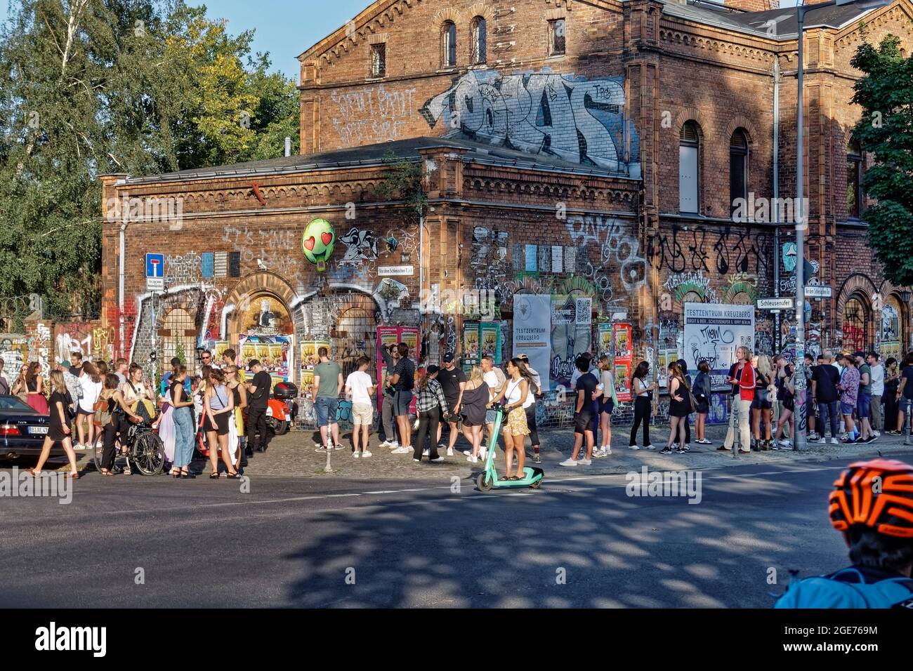 lange Warteschlangen vor den Clubs und Biergärten am Schleusenufer in Berlin-Kreuzberg , Aeden Club, Birgit & Bier. Zutritt nur mit Cornona WARN-App o Foto Stock