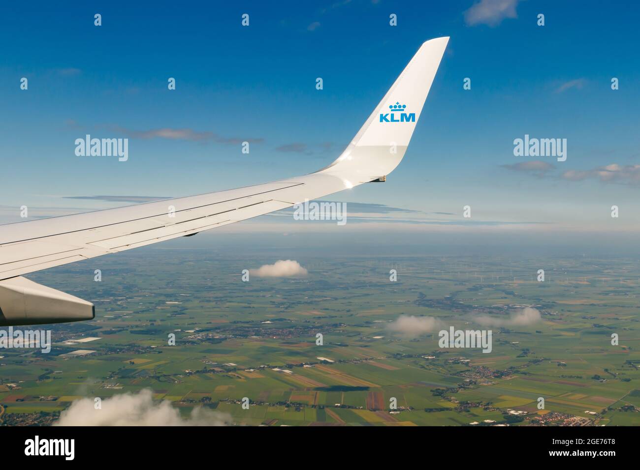 Amsterdam, Paesi Bassi - 7 luglio 2021: Ala piana di KLM sull'Olanda. Volo da Helsinki ad Amsterdam. Foto Stock