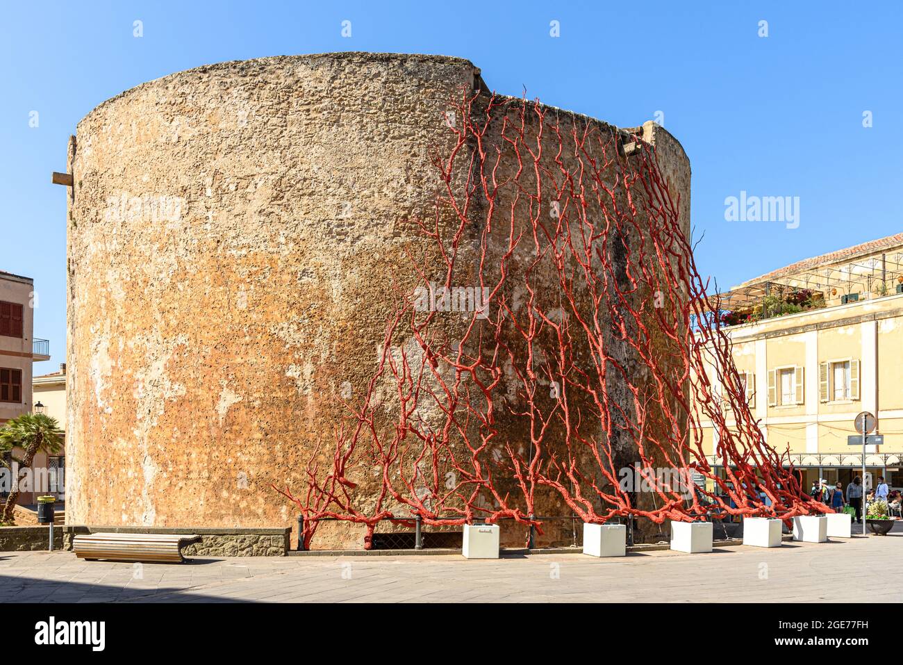 La Torre di San Giovanni nel centro storico di Alghero con l'installazione "Coralli di luce" Foto Stock