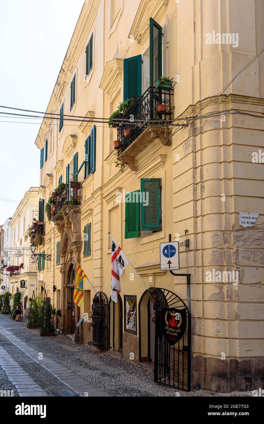 Le bandiere di Alghero e Sardegna su un muro Foto Stock