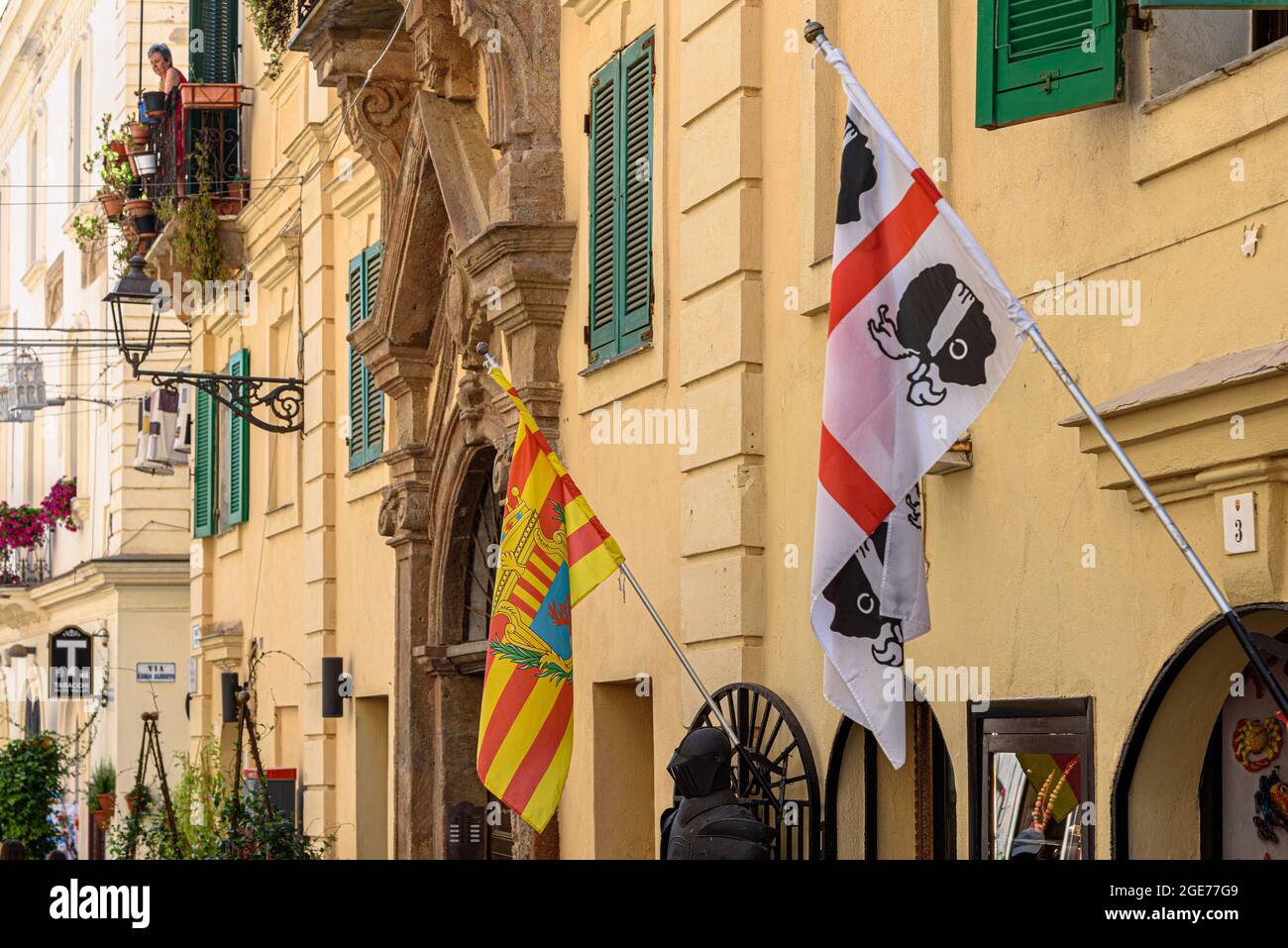 Le bandiere di Alghero e Sardegna su un muro Foto Stock