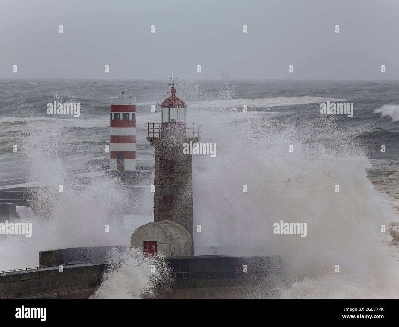 Foce del fiume Douro durante la tempesta, Porto, Portogallo. Foto Stock