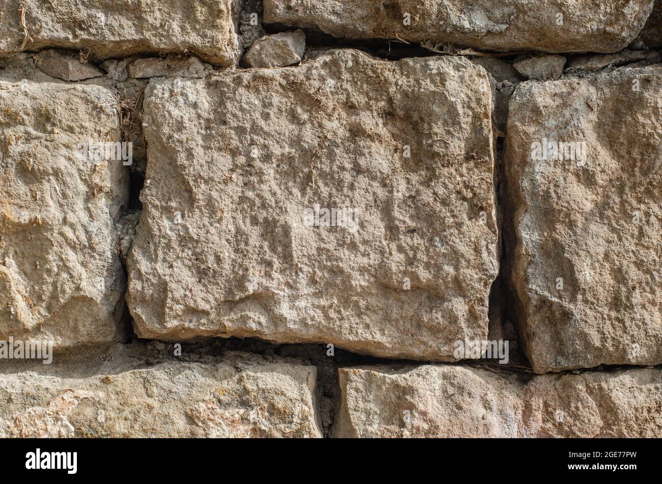 Pietra parete texture sfondo - pietra grigia laterale con pietre di diverse dimensioni Foto Stock